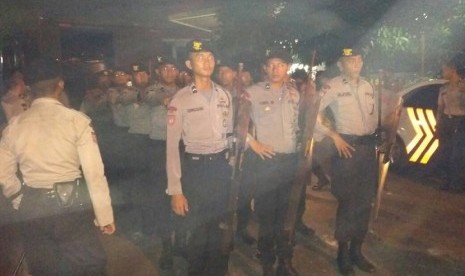 Sekitar dua kompi anggota kepolisian yang terdiri dari Brimob dan Sabhara  baru saja diturunkan untuk mengamankan area Jalan Dewi Sartika, Jakarta Timur dari aksi tawuran warga, Senin (24/4).