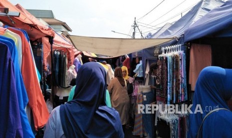 Sekitar Jalan Jatibaru, Tanah Abang, Jakarta Pusat dipadati masyarakat yang ingin berbelanja pada Ahad (13/5). 