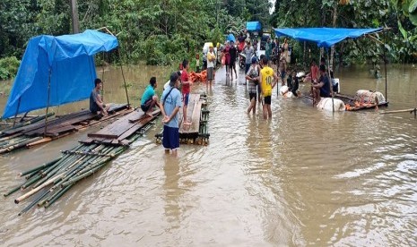 sekitar lebih 60 hektar sawah dan kebun merica 80 hektar terendam di sepanjang jalan Pondidaha, Konawe