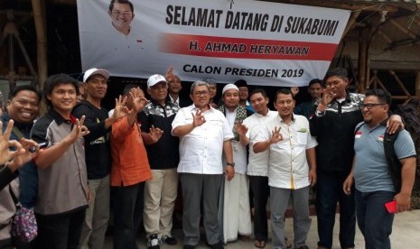 Sekitar sepuluh elemen masyarakat di Kota/Kabupaten Sukabumi memberikan dukungan kepada Gubernur Jawa Barat Ahmad Heryawan atau Aher untuk maju sebagai calon presiden pada pilpres 2019, Ahad (1/4).