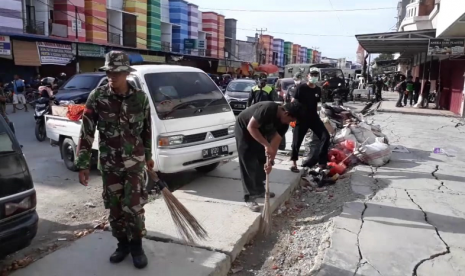 Sekitar seratus orang personel Tentara Nasional Indonesia (TNI) dan relawan Dompet Dhuafa membersihkan Pasar Inpres Manonda di Jalan Kacang Panjang, Kota Palu, Sulawesi Tengah pada Sabtu (6/10) sore. Saat pasar dibersihkan, sebagian pedagang mulai berjualan dan pembeli berdatangan. 