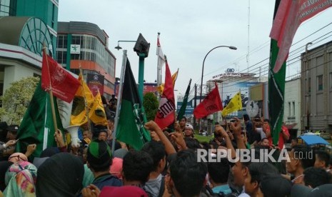 Sekitar seratusan mahasiswa yang tergabung dalam Cipayung Plus melakukan aksi di depan kantor Konsulat Amerika Serikat di Jl MT Haryono, Medan, Senin (11/12). Mereka mengecam tindakan Presiden Amerika Serikat Donald Trump yang menyatakan Yerusalem sebagai ibu kota Israel.