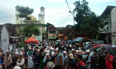 Sekitar seribu Muslim dari Kota Tasik berangkat menuju Jakarta pada Kamis, (1/12) sore. Mereka berencana ikut dalam aksi super damai 2 Desember.