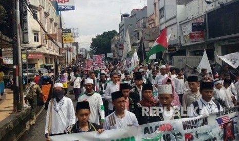 Sekitar seribu Muslim se-Kota Tasikmalaya mengadakan aksi bela Palestina pada Kamis, (14/12) pagi dengan longmarch di Jalan KH Zaenal Mustofa hingga ke Masjid Agung Kota Tasikmalaya. 