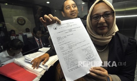 Sekjen Advokat Cinta Tanah Air (ACTA) Jamal Yamani (kiri) Wakil Sekjen Yustiana Dewi (kanan) memperlihatkan surat permohonan Uji Materiil Undang-Undang Pemilu 2017 terhadap UUD 1945 ke Mahkamah Konstitusi (MK), Jakarta Pusat, Senin (24/7). 