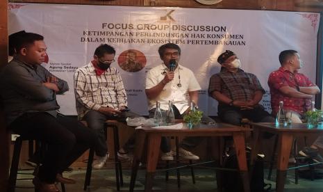 Sekjen Aliansi Masyarakat Tembakau Indonesia (AMTI), Hananto Wibisono (tengah) memaparkan peran ekosistem pertembakauan dalam pembangunan negeri ini dalam Focus Group Discussion (FGD)  bertajuk Ketimpangan Perlindungan Hak  Konsumen  dalam Kebijakan Ekosistem Pertembakauan yang diinisiasi oleh Pakta Konsumen di Yogyakarta, Rabu (10/8/2022). 