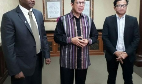 Sekjen Amnesti Internasional Salim Shetty, Menteri Agama Lukman Hakim Saifuddin dan Direktur Amnesti Internasional Indonesia Usman Hamid, saat ditemui usai melakukan pertemuan di Kementerian Agama, Rabu (22/3).