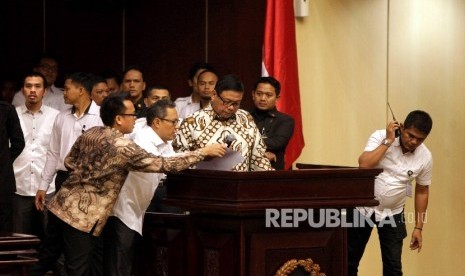  Sekjen DPD RI Sudarsono Hardjosoekarto pada sidang Paripurna DPD RI di Kompleks Parlemen, Senayan, Senin (3/4). 