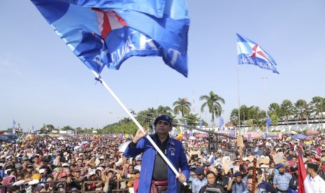 Sekjen DPP Partai Demokrat Hinca Pandjaitan mengibarkan bendera Partai Demokrat.