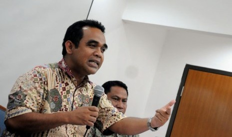 Sekjen DPP Partai Gerindra Ahmad Muzani (kiri) berbicara saat memberi keterangan kepada media terkait sikap Fraksi di gedung DPR, Jakarta, Senin (5/3). Fraksi Gerindra menolak rencana pemerintah mengenai kenaikan harga BBM