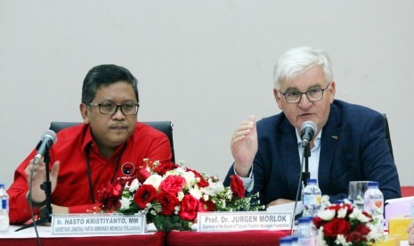 Sekjen DPP PDI Perjuangan Hasto Kristiyanto dan jajaran DPP menerima kunjungan persahabatan Prof. Dr. Jurgen Morlok, Chairman of the Board of Trustee Friedrich Naumann Foundation (FNF) ke kantor DPP PDI Perjuangan, Jakarta, Senin (30/10) sore.