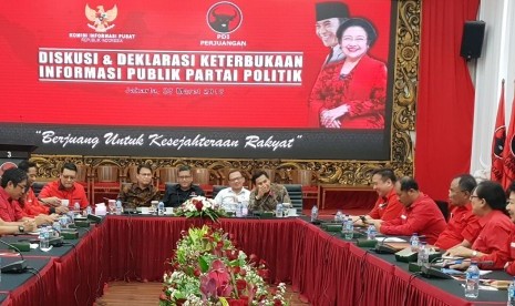 Sekjen DPP PDI Perjuangan Hasto Kristiyanto saat menerima kunjungan Komisi Informasi Pusat (KIP) di Kantor DPP PDI Perjuangan, Jl Diponegoro, Jakarta Pusat, Rabu (28/3/2018).