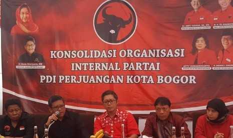 Sekjen DPP PDI Perjuangan Hasto Kristiyanto, saat meyampaikan pengarahan dalam acara Konsolidasi Organisasi Internal Partai, di Kantor DPC PDI Perjuangan Kota Bogor, Ahad (8/10).