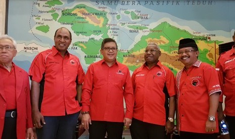  Sekjen DPP PDI Perjuangan Hasto Kristiyanto saat pengarahan rapat konsolidasi pemenangan pilkada gubernur dan wakil gubernur Papua Barat di Sorong, dalam keterangan persnya, Kamis (26/1).  