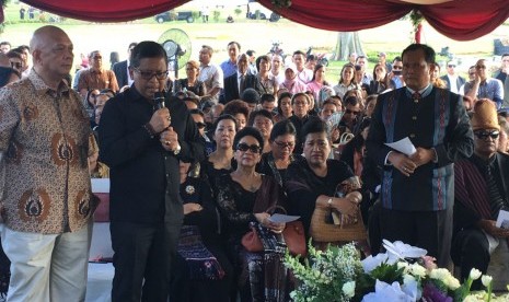  Sekjen DPP PDI Perjuangan Hasto Kristiyanto, seusai mengantar jenzah AP Batubara, di Pemakaman San Diego Hills, Karawang,, Senin (2/10) sore.