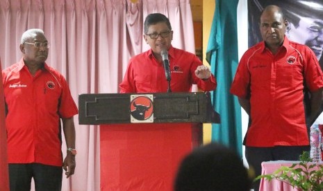 Sekjen DPP PDI Perjuangan Hasto Kristiyanto usai konsolidasi pemenangan pilkada gubernur dan wakil gubernur Papua Barat di Sorong, dalam keterangan persnya, Kamis (26/1).