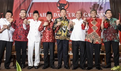 Sekjen DPP PDIP Hasto Kristiyanto (keempat kiri) didampingi Ketua DPD PDIP Jawa Barat Tubagus Hasanudin (keempat kanan), Wasekjen PDI-P Eriko Sotarduga (kedua kiri) berjabat tangan dengan para bakal calon Gubernur dan Wakil Gubernur Jawa Barat Iwa Karniwa (kiri), Dedi Mulyadi (ketiga kiri), Deddy Mizwar (ketiga kanan), Irjen Pol Anton Charliyan (kedua kanan) dan Agung Suryamal (kanan) saat Silaturahmi dan Curah Gagasan DPD PDI Perjuangan di Bandung, Jawa Barat, Rabu (25/10).