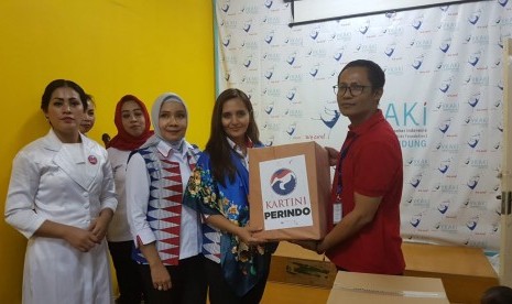 Sekjen DPP Perindo, Eva Mutia bersama Ketua DPW Kartini Perindo Jabar, Wulandari Palupi menyerahkan bingkisan bantuan kepada pengurus Yayasan Kasih Anak Kanker Indonesia yang mengelola rumah singgah anak pengidap kanker di Bandung, Jabar, Selasa (22/5).