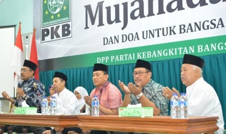 Sekjen DPP PKB Abdul Kadir Karding (baju merah) beserta segenap pengurus DPP PKB berdoa bersama anak yatim jelang pilkada, Senin (7/12)