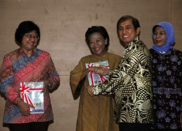 Sekjen DPR Nining Indra Saleh menerima laporan hasil pemeriksaan dari Ketua BPK, Hadi Poernomo, di Auditorium Kantor BPK RI Jakarta, Jumat (24/6).