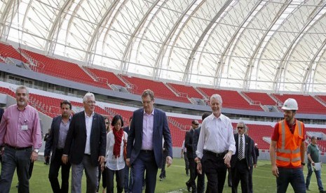 Sekjen FIFA, Jerome Valcke (tengah), ditemani Wali Kota Porto Alegre, Jose Fortunati (dua kanan), meninjau persiapan Stadion Rio Beira di Porto Alegre, Brasil, pertengahan Februari lalu. 