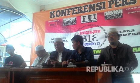 Sekjen Forum Umat Islam (FUI) Muhammad al Khaththath (tengah) memimpin konferensi pers Aksi 313, di Aula Masjid Baiturrahman, Jl. Dr. Sudarsono No. 100, Jakarta Selatan, Kamis (30/3)