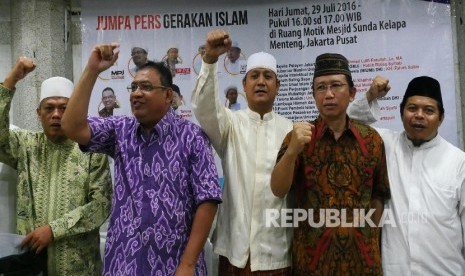 Sekjen FUI Muhammad al-Khaththath, Ketua Forum Perjuangan Pilgub DKI (FP2DKI) Abdul Malik, Ketua KMJ Edy Mulyadi , mantan ketua DPR Marzuki Ali, dan Ketua MPJ Ahmad Lutfi Fatullah bertakbir usai acara konferensi pers (Ilustrasi)