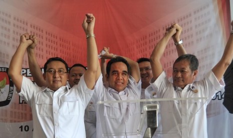 Sekjen Gerindra Ahmad Muzani (tengah) bersama Ketua Umum Gerindra Suhardi (kanan), Waketum Gerindra Fadli Zon (kiri)