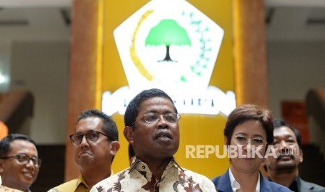 Sekjen Golkar Idrus Marham (tengah) bersama fungsionaris DPP Partai Golkar memberi keterangan pers menanggapi isu-isu terkini di Kantor DPP Golkar