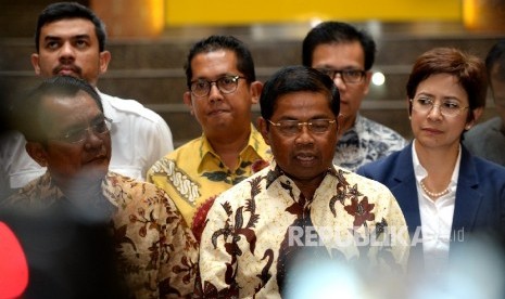 Sekjen Golkar Idrus Marham (tengah) bersama fungsionaris DPP Partai Golkar memberi keterangan pers menanggapi isu-isu terkini terkait Partai Golkar 