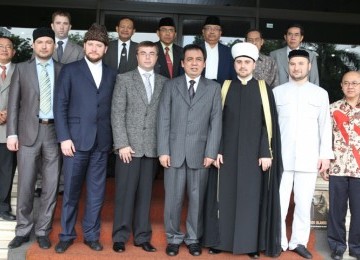 Sekjen Kemenag Bahrul Hayat didampingi sejumlah pejabat Kemenag berfoto bersama dengan Deputy Chairman of Russia Mufties Council Rushan Hazrat Abbasyov, Damir Hazrat Mukhetdinov, Arslan Hazrat Sadriev, dan Magomed Emin Usmanov, di halaman depan kantor Kemenag, Jakarta, Jumat (1/4).