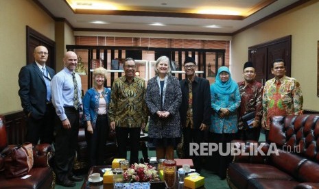  Sekjen Kemenag Nur Syam saat menerima kunjungan Wakil Asisten Sekretaris Departemen Perdagangan Amerika Serikat untuk wilayah Asia Diane Farrell