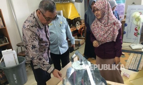 Sekjen Kemenag Nur Syam sedang mengamati sistem kerja Kubah Masjid sebagai energi listrik 