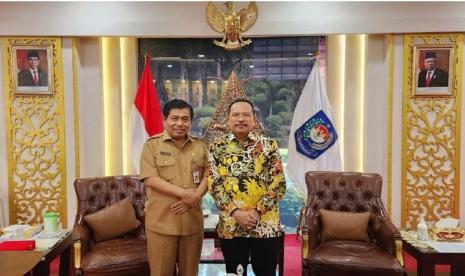 Sekjen Kemendagri dan Sekretaris Daerah (Sekda) Provinsi Kalimantan Tengah H Nuryakin bertemu secara informal di ruang kerja Sekjen Kemendagri di Gedung Kementerian Dalam Negeri Jakarta, Selasa (27/6/2023).