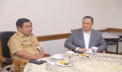 Sekjen Kemendagri Suhadjar Diantoro bersama Founder ESQ Group atau ACT Consulting Ary Ginanjar dan tokoh lainnya saat melakukan foto bersama pada Rapat Kerja Nasional Forum Sekretaris Daerah Seluruh Indonesia (Forsesdasi) yang dilaksanakan di Grand Sahid Jaya Hotel.