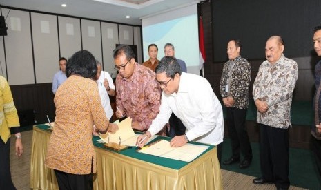 Sekjen Kemendes PDTT Anwar Sanusi melakukan MoU di kantor Kemendes PDTT, Kalibata, Jakarta, Kamis (8/2).