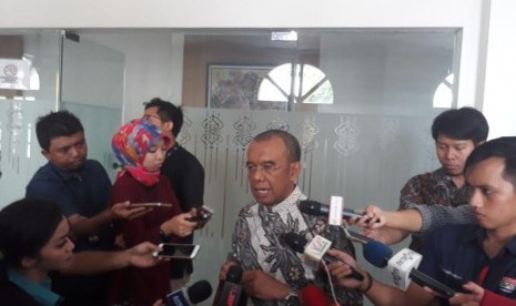 Sekjen Kemenpora Gatot S Dewa Broto memberikan penjelasan terkait kehadiran Presiden RI Jokowi dalam pertandingan persahabatan Indonesia vs Islandia, Jumat (12/1).