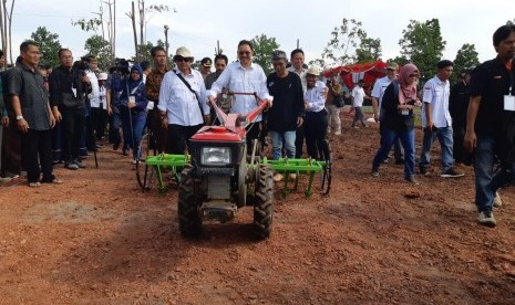 Sekjen Kementan Syukur Iwantoro, saat mencoba mesin traktor yang dipadukan dengan alat tanam benih langsung (tabela) di lahan padi gogo di areal Tajug Gede Cilodong, Kecamatan Bungursari, Purwakarta, Rabu (27/2). Di areal itu, ada 100 varietas padi gogo yang ditanam serta menjadi percontohan. 