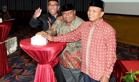 Sekjen Kementerian Agama, Nur Syam (kiri) bersama Ketua Komisi VIII DPR Ali Taher (tengah) dan Ketua Komisi Pengawasan Haji Indonesia, Samidin Nasir (kanan) menekan tombol sebagai tanda dibukanya Qur'ah atau pengundian pemondokan jamaah haji wilayah Makkah di Jakarta, Senin (12/6). Qur'ah tersebut bertujuan untuk menentukan penempatan hotel atau tempat bagi jamaah haji Indonesia di wilayah Makkah. 