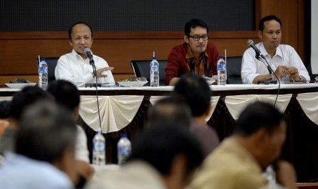  Sekjen Kementerian Desa, PDT dan Transmigrasi, Anwar Sanusi (kiri); Dirjen Pembangunan dan Pemberdayaan Masyarakat Desa, Erani Yustika (tengah); dalam dialog dengan pengurus BUMDes dari Jawa Barat dan Banten di Kantor Kemendes PDTT, Jakarta, Rabu (27/7).