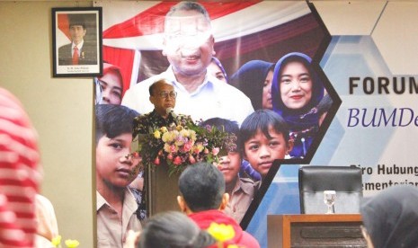 Sekjen Kementerian Desa Pembangunan Daerah Tertinggal dan Transmigrasi Anwar Sanusi memberikan arahan kepada peserta Forum Tematik Bakohumas di Malang, Jawa Timur, Kamis (25/4). Peserta juga melakukan kunjungan ke Desa Wisata Pujon Kidul yang dikeloka BUMDes setempat.