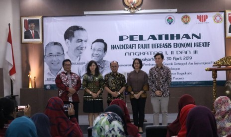 Sekjen Kementerian Desa, Pembangunan Daerah Tertinggal dan Transmigrasi (Kemendes PDTT) Anwar Sanusi membuka pelatihan handicraft rajut berbasis ekonomi kreatif, di Balai Besar Latihan Masyarakat (BBLM) Yogyakarta, Sabtu (27/4). 