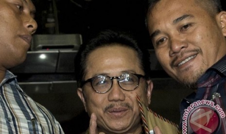 Sekjen Kementerian ESDM Waryono Karno (tengah) berjalan dengan dikawal pengawal pribadinya usai diperiksa KPK