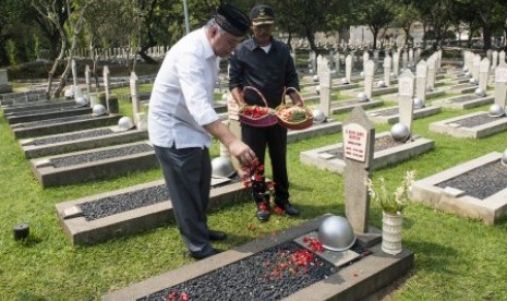 Sekjen Kementerian Kesehatan Untung Suseno menabur bunga di makam pahlawan yang berjasa dalam bidang kesehatan di Taman Makam Pahlawan Nasional Utama, Kalibata, Jakarta, Rabu (4/11).