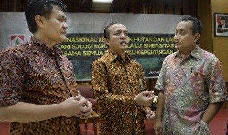 Sekjen Kementerian Lingkungan Hidup dan Kehutanan Bambang Hendroyono (tengah) berbincang dengan Ketua Umum DPP Persatuan Sarjana Kehutanan Indonesia (PERSAKI) Poedji Churniawan (kanan) dan Direktur Eksekutif Asosiasi Pengusaha Hutan Indonesia (APHI) Purwad