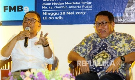 Sekjen Kementerian Perdagangan Karyanto Suprih (kiri) bersama Dirjen Holtikultura Kementerian Pertanian Spudnik Sujono Kamino (kanan) menjadi pembicara dalam diskusi Ketersediaan dan Distribusi Pangan saat Ramadhan di Galeri Nasional, Jakarta, Ahad (28/5). 