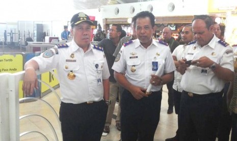 Sekjen Kementerian Perhubungan Sugihardjo (kiri), didampingi Kepala Otoritas Bandara Wilayah II Medan Kualanamu, Nur Isnin (kedua kanan), saat meninjau kesiapan Bandara Kualanamu mengantisipasi lonjakan penumpang Natal dan Tahun Baru, Sabtu (23/12).