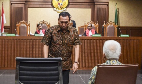 Sekjen Komite Olahraga Nasional Indonesia (KONI) Ending Fuad Hamidy (kiri).