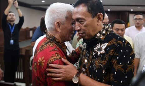 Sekjen Komite Olahraga Nasional Indonesia (KONI) Ending Fuad Hamidy (kanan) dan Bendahara KONI Johnny E Awuy (kiri) selaku terdakwa kasus dugaan suap dana hibah KONI berpelukan usai menjalani sidang putusan di Pengadilan Tipikor, Jakarta, Senin (20/5/2019). Majelis Hakim memvonis Ending dengan hukuman dua tahun delapan bulan penjara dan denda Rp100 juta subsider dua bulan kurungan sementara Johnny divonis dengan hukuman satu tahun delapan bulan penjara dan denda Rp50 juta subsider dua bulan kurungan. 