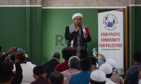 Sekjen MIUMI Fahmi Salim memberikan pernyataan sebelum menandatangani surat pernyataan bersama yang diasosiakan oleh Asia Pasific Comunity for Palestine (ASPAC) usai Shalat Jumat bersama di Masjid Al Azhar, Jumat (17/9).